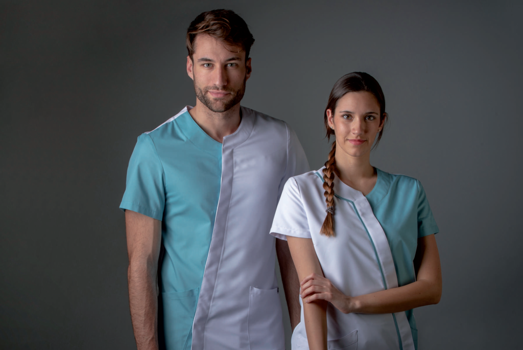 Vestuario laboral sanitario CHAQUETA MICROFIBRA CONTRASTE AZUL. TEJIDO MUY LIGERO, SUAVE, DE SECADO RÁPIDO Y NO NECESITA PLANCHA.