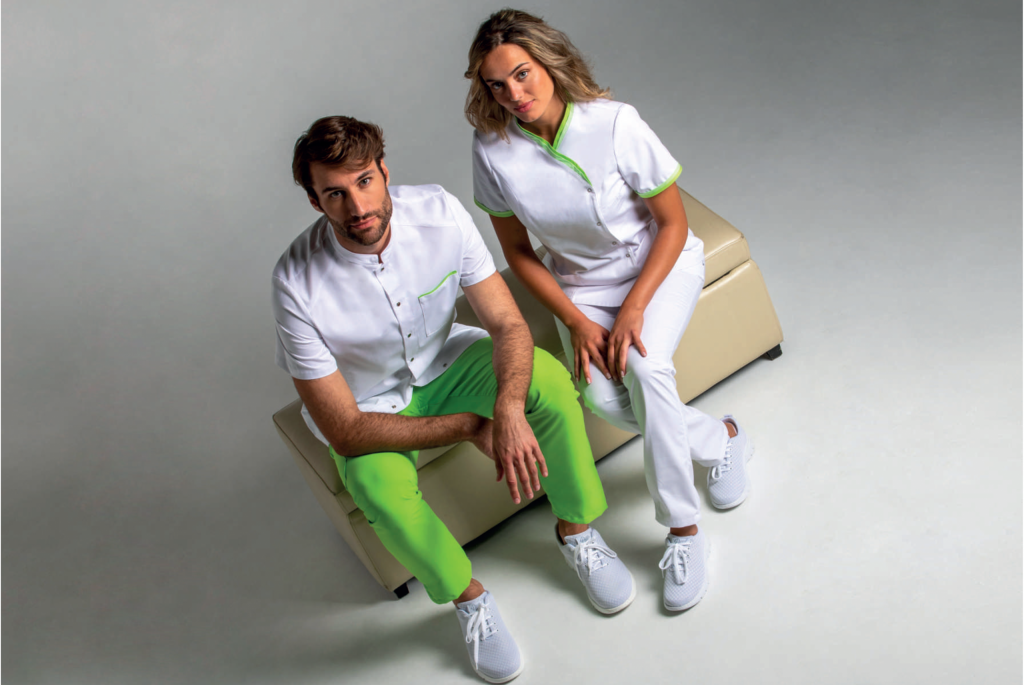 Vestuario laboral sanitario CHAQUETA PARA MUJER CRUZADA CON CORCHETES ARANDELA. VIVO DOBLE EN TONOS VERDE PISTACHO EN CUELLO Y MANGAS.